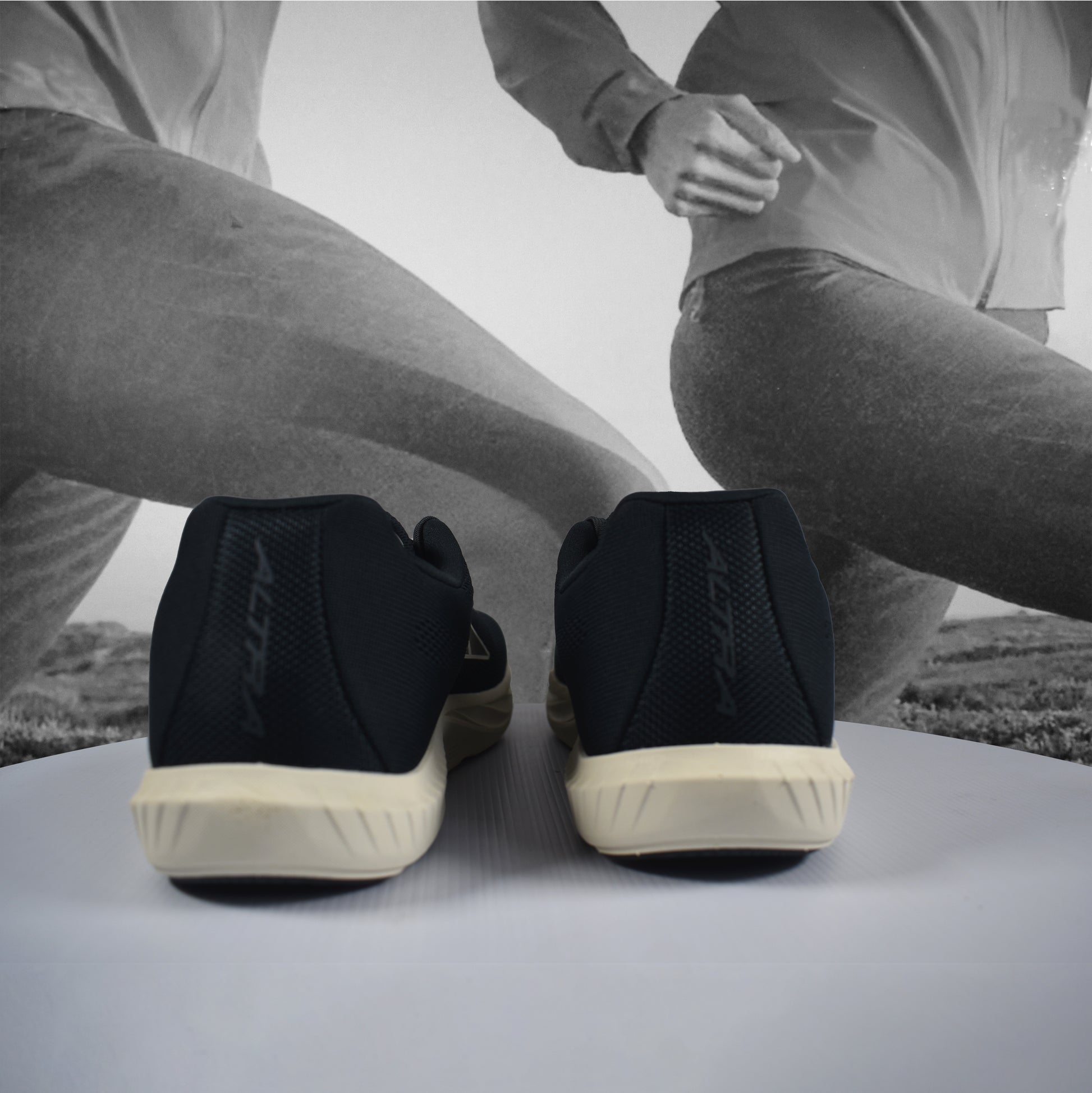 Altra Escalante 4 Mens - Durban Runner 7 / Black/White