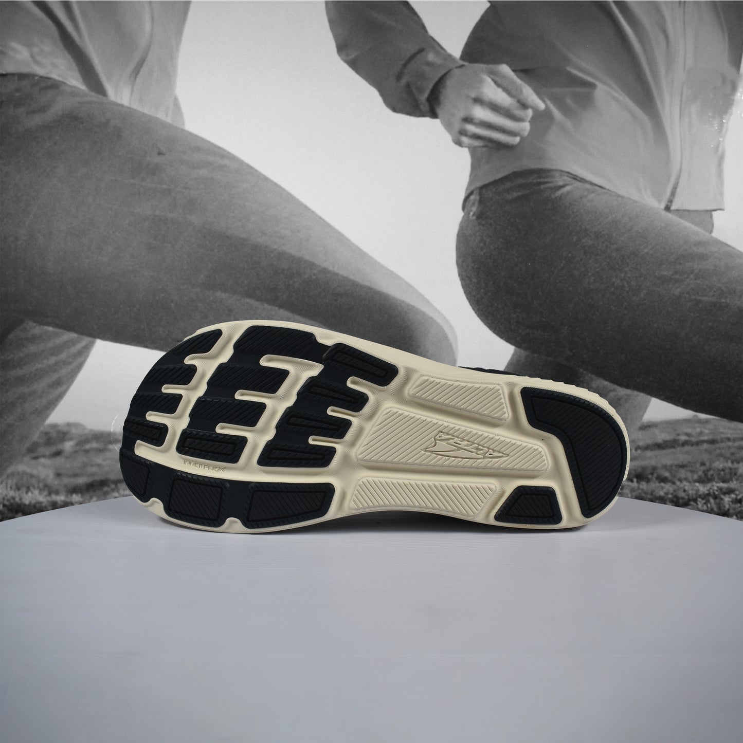 Altra Escalante 4 Mens - Durban Runner 7 / Black/White