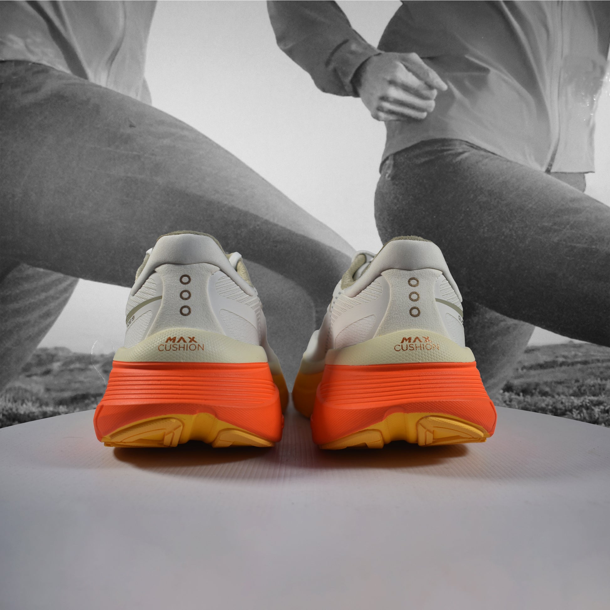 Saucony Guide 19 Mens Road Running Shoes - Durban Runner 7.5 / IVORY/FIRE