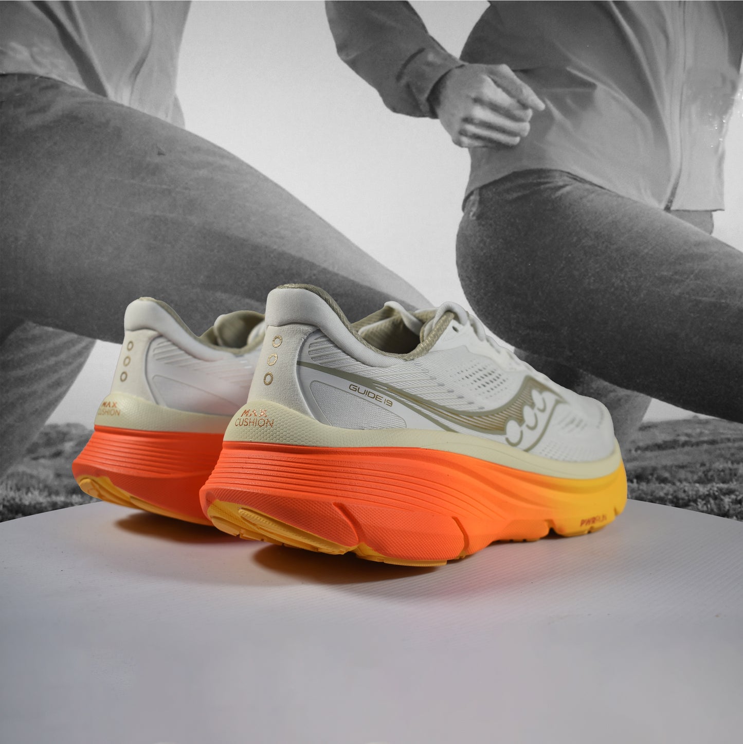 Saucony Guide 19 Mens Road Running Shoes - Durban Runner 7.5 / IVORY/FIRE