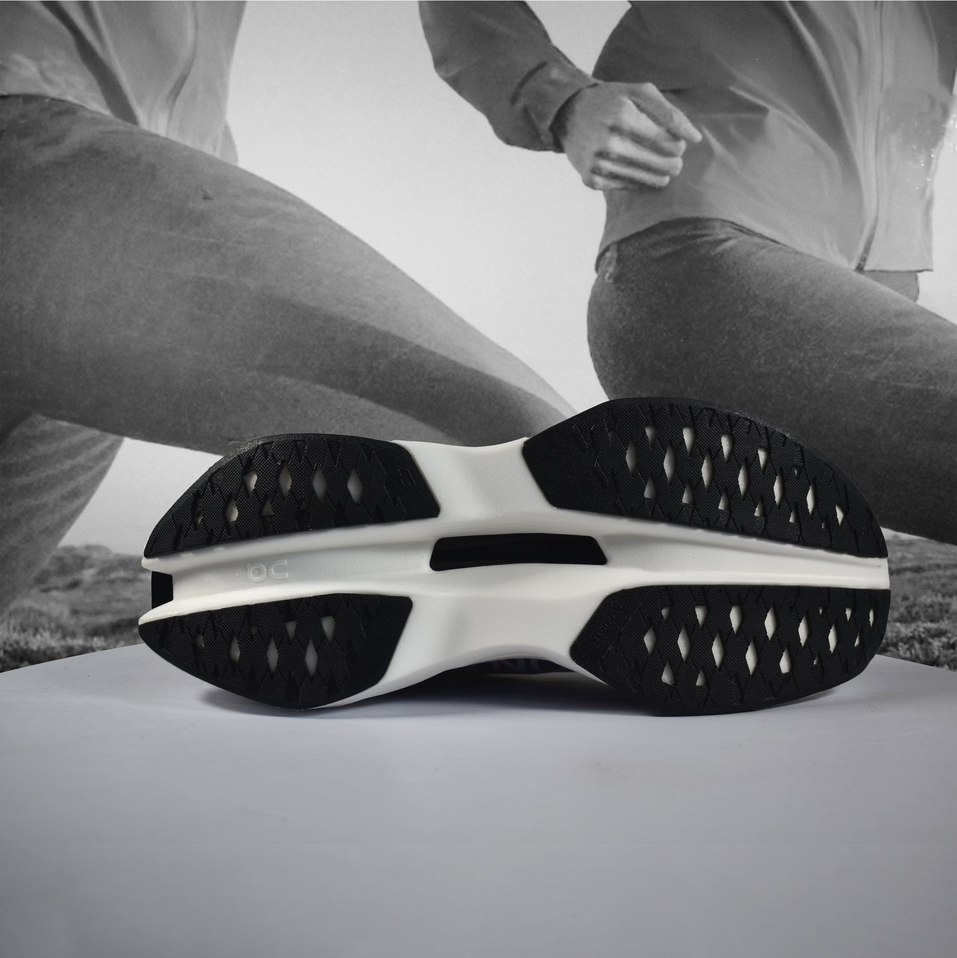 On Cloud Cloudboom Max Mens Running Shoes - Durban Runner 7.5 / White - Juniper