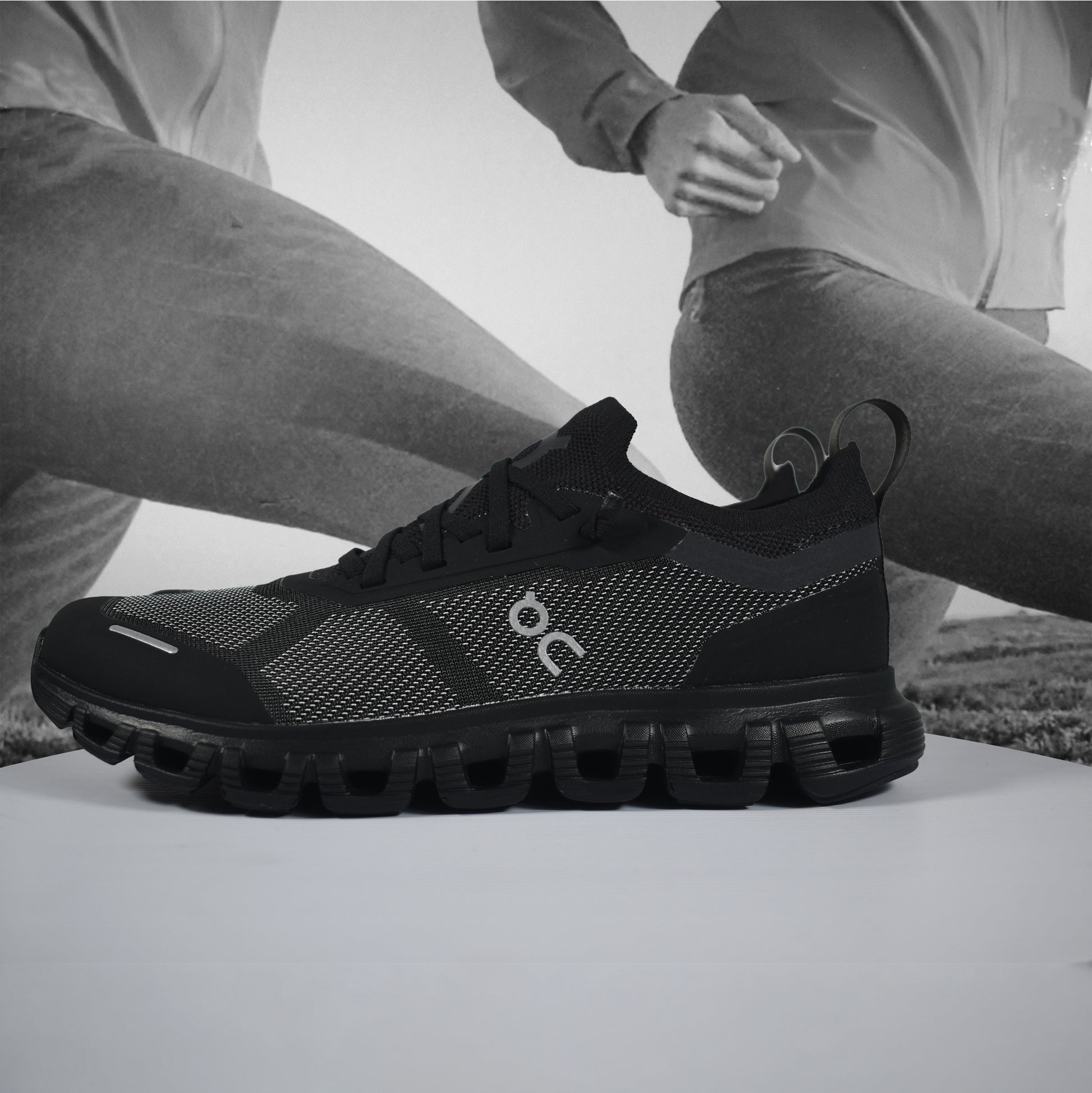 On Cloud 6 Versa Mens Running Shoe - Durban Runner Black | Eclipse / 9.5