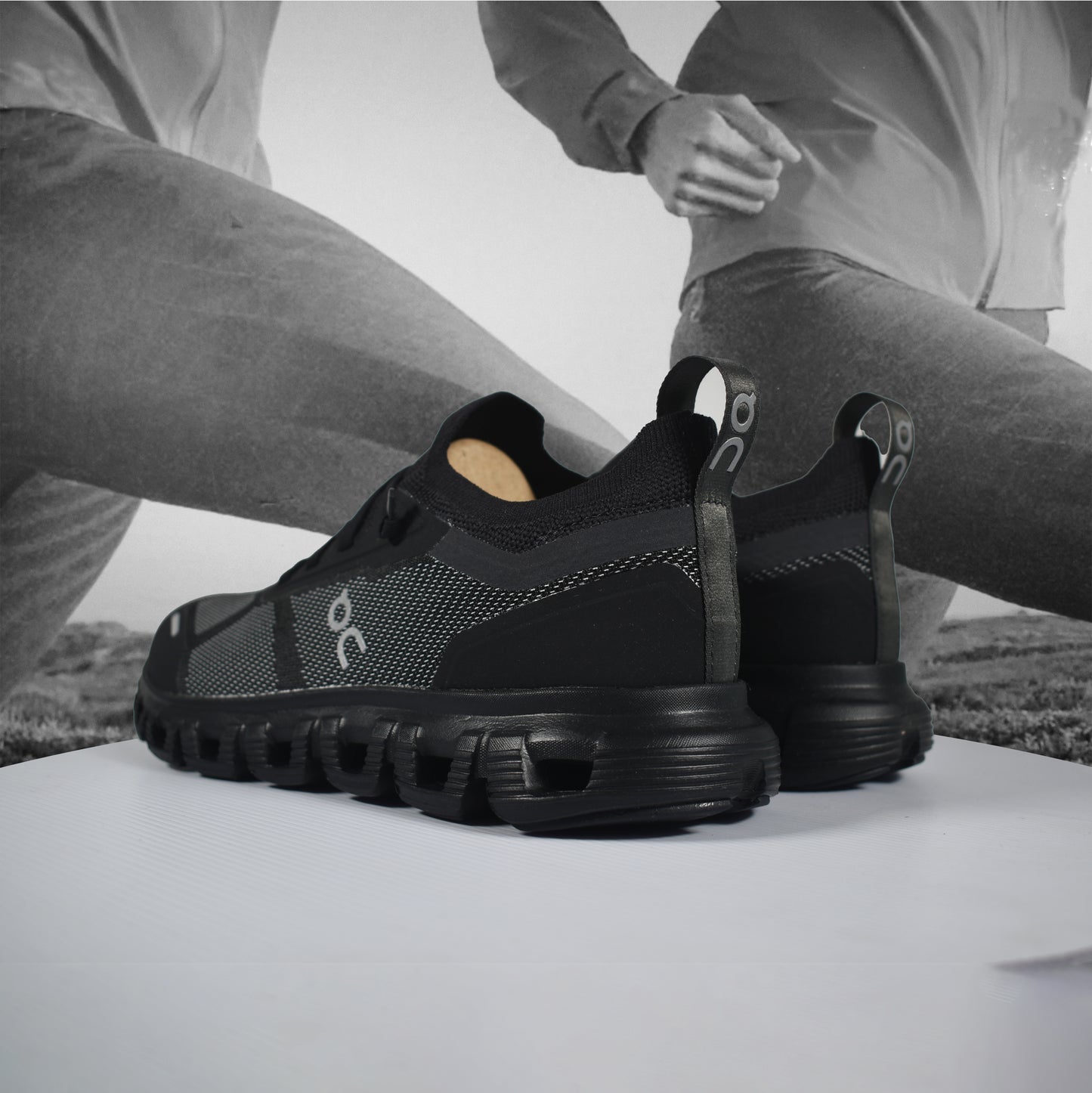 On Cloud 6 Versa Mens Running Shoe - Durban Runner Black | Eclipse / 9.5