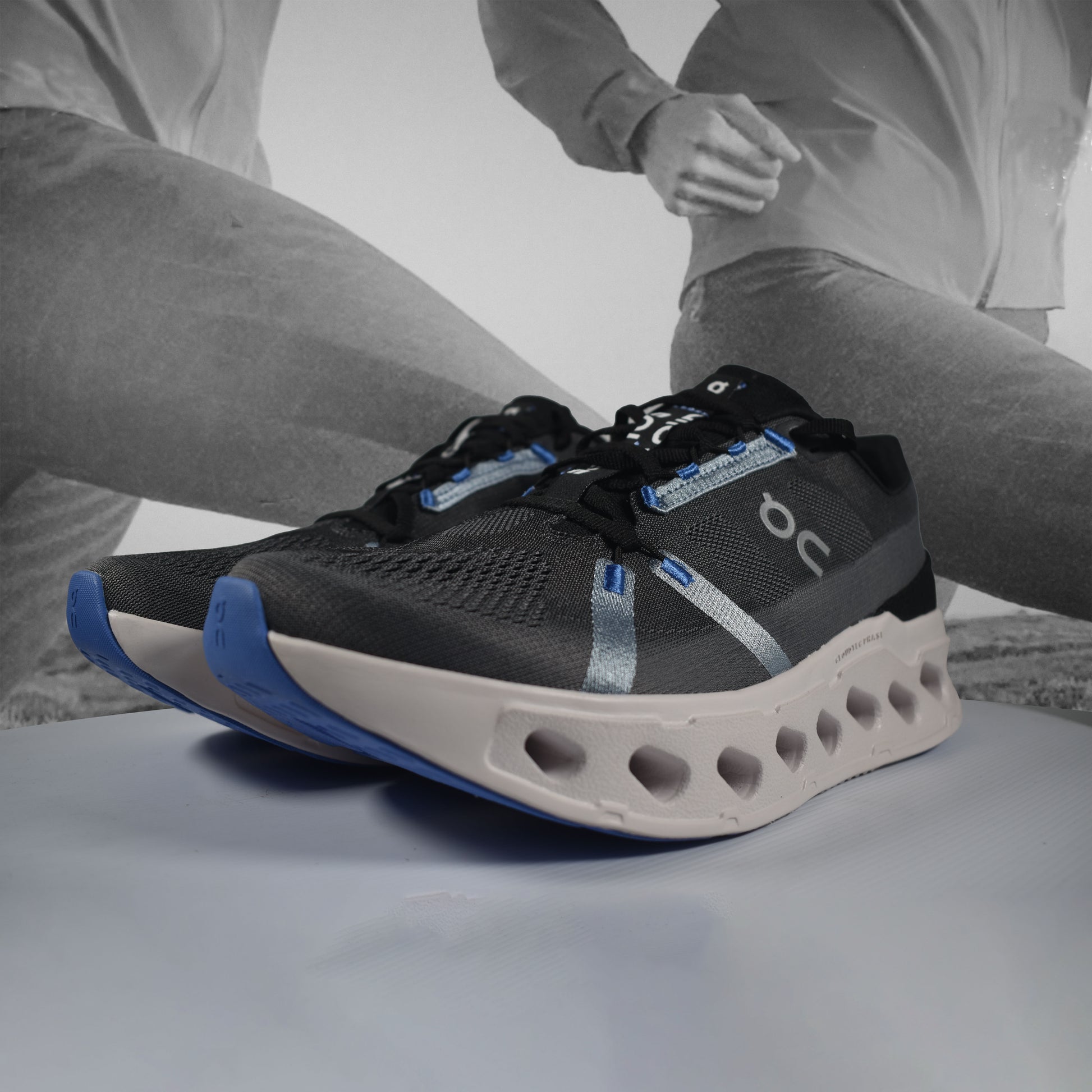 On Cloud Eclipse Mens Running Shoes - Durban Runner 4.5 / Black/Frost